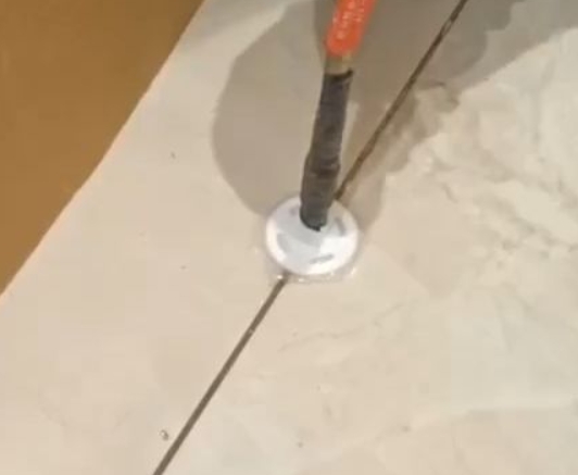 惠安瓷砖空鼓维修公司专业解答瓷砖在铺贴过程中，如果没有涂抹均匀到位的粘结材料（如水泥砂浆或瓷砖胶），可能会导致以下问题